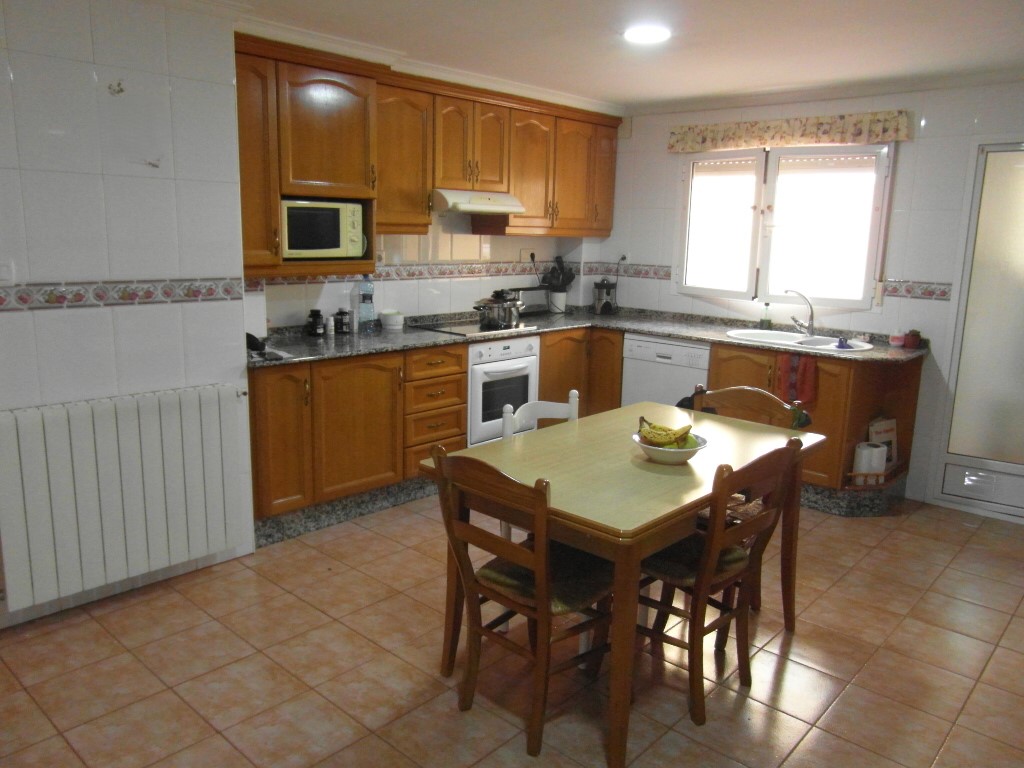 DUPLEX EN URBANIZACION CERRADA CON JARDIN Y EN YECLA