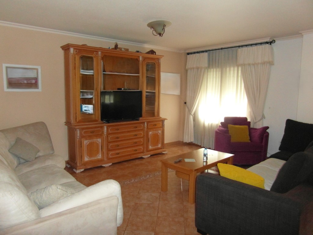 DUPLEX EN URBANIZACION CERRADA CON JARDIN Y EN YECLA