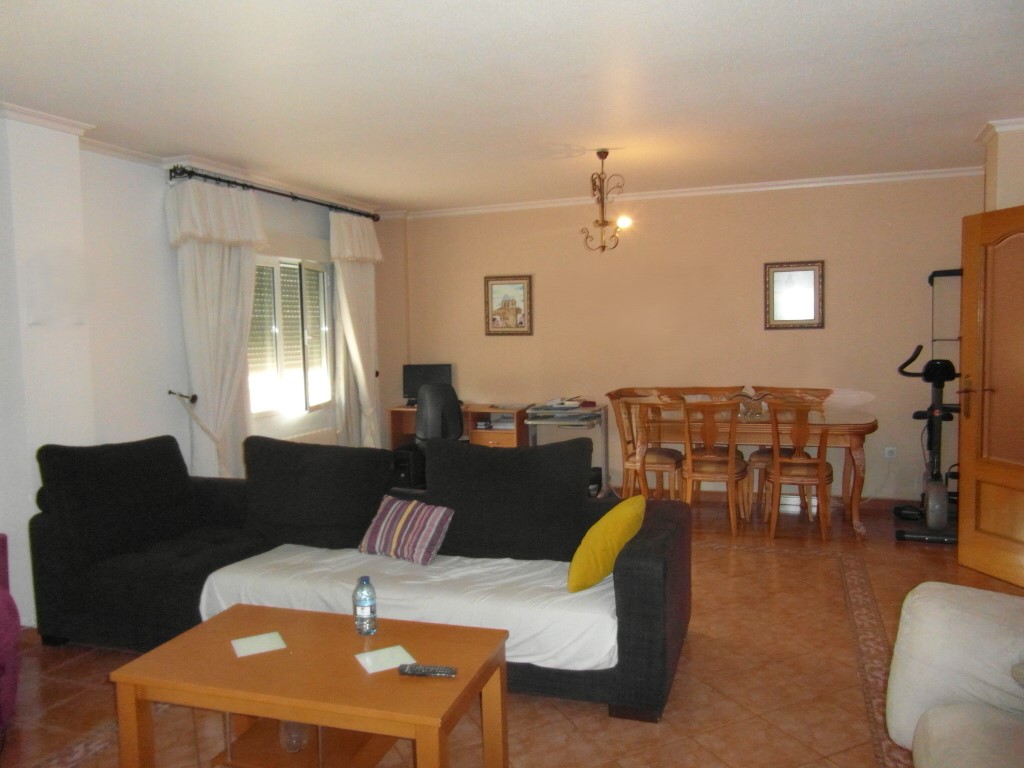 DUPLEX EN URBANIZACION CERRADA CON JARDIN Y EN YECLA