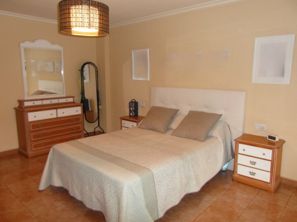 DUPLEX EN URBANIZACION CERRADA CON JARDIN Y EN YECLA