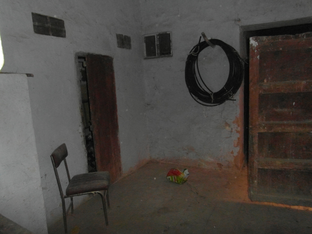 CASA DE CAMPO ADOSADA EN CARRETERA DE PINOSO Y EN YECLA