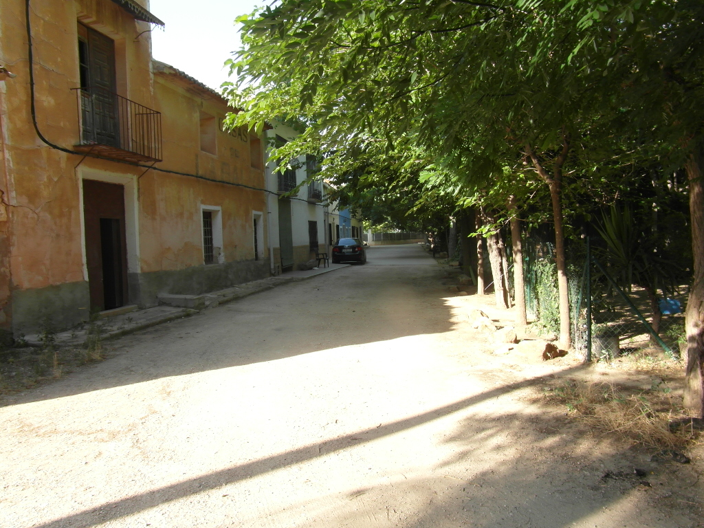 CASA DE CAMPO ADOSADA EN CARRETERA DE PINOSO Y EN YECLA