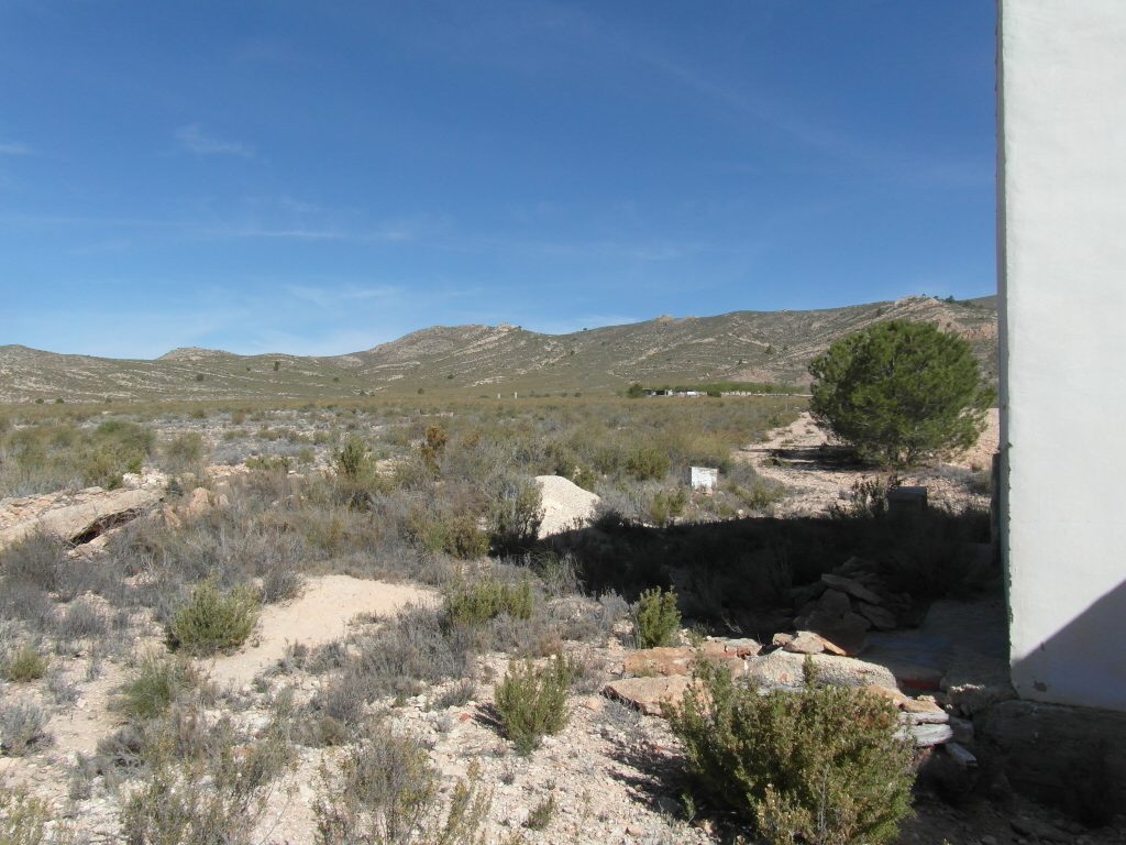 CHALET PARA ACABAR DE OBRA Y EN YECLA