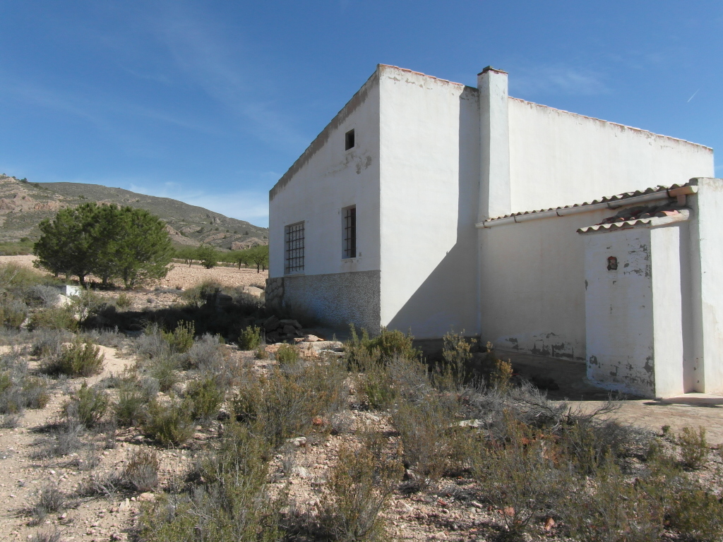 CHALET PARA ACABAR DE OBRA Y EN YECLA