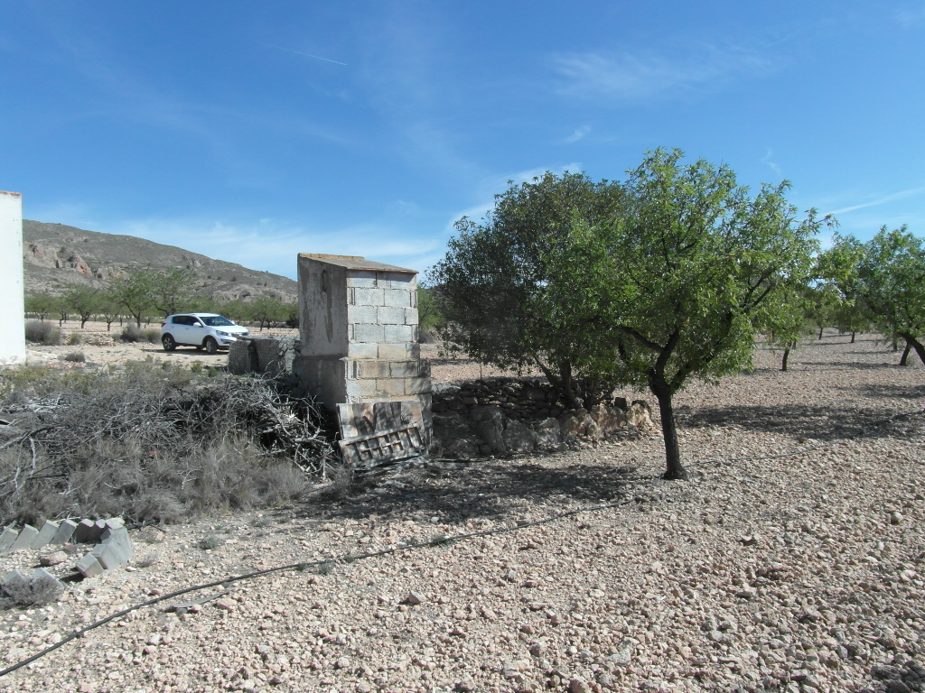 CHALET PARA ACABAR DE OBRA Y EN YECLA