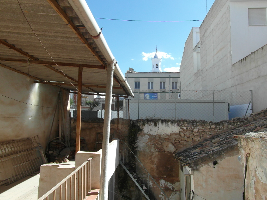 CASA MUY CENTRICA PARA REFORMAR Y EN YECLA