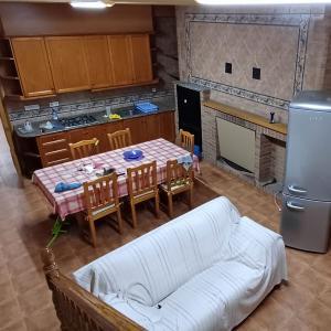 CASA GRANDE INDEPENDIENTE CON 2 COCHERAS MUY NUEVA Y EN YECLA