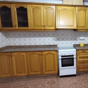 CASA GRANDE CON COCHERA CERCA DE SAN CAYETANO Y EN YECLA