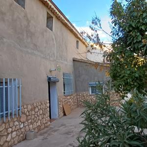 CASA DE CAMPO ADOSADA CON 2 COCHERAS CERRADAS INDEPENDIENTES Y EN YECLA