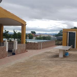 CHALET AMUEBLADO CERCA PARA VIVIR Y DE YECLA 