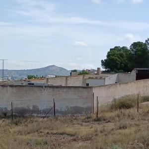 CAMPO JUNTO AL MONTE DEL CASTILLO CON TRASTEROS Y EN YECLA