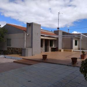 CHALET A 3 KM DE YECLA CON NAVE INDUSTRIAL