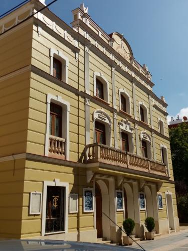 LOCAL COMERCIAL TERMINADO DE OBRA MUY BIEN SITUADO Y EN YECLA