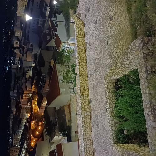 2 BAJOS COMERCIALES CERCA DE COLEGIO Y EN YECLA