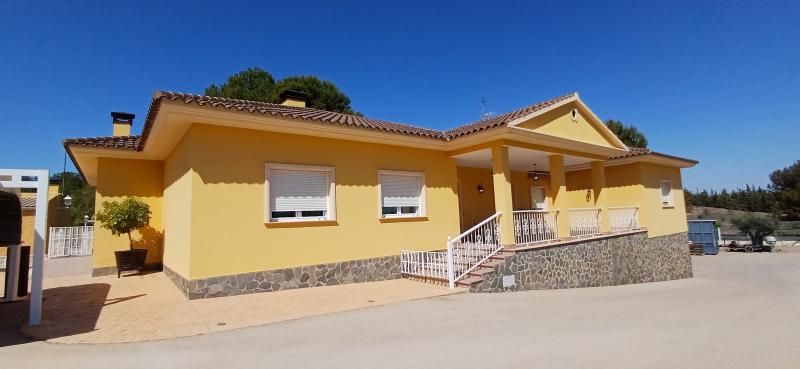 CHALET MUY CERCA DE YECLA PARA VIVIR TODO EL AÑO