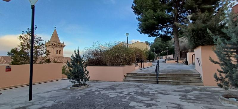 CASA INDEPENDIENTE EN LA LADERA DEL CASTILLO DE YECLA