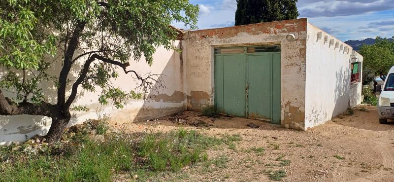 CHALET CON AGUA Y LUZ EN YECLA