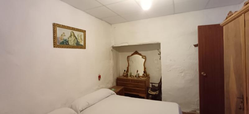 CASA DE CAMPO ADOSADA CON 2 COCHERAS CERRADAS INDEPENDIENTES Y EN YECLA