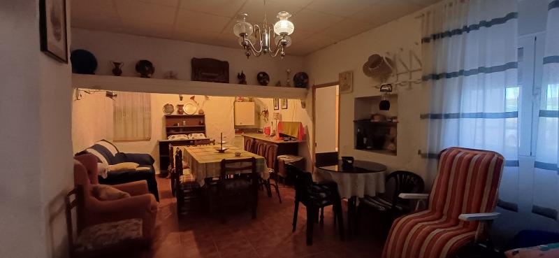 CASA DE CAMPO ADOSADA CON 2 COCHERAS CERRADAS INDEPENDIENTES Y EN YECLA