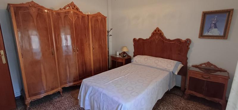 PISO GRANDE CERCA DE PLAZA DE SAN CAYETANO EN YECLA