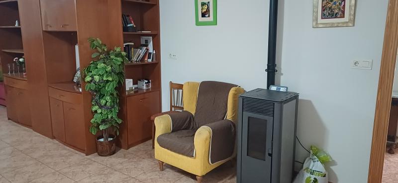 CHALE A SOLO 1 KM DE YECLA PARA VIVIR TODO EL AÑO.