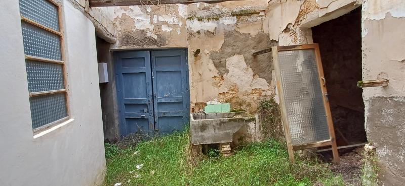 CASA INDEPENDIENTE PARA HACER ARREGLOS Y EN EL CENTRO DE YECLA