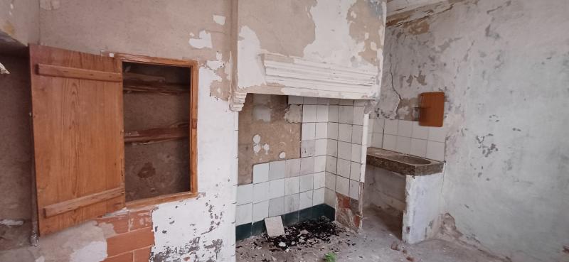 CASA INDEPENDIENTE PARA HACER ARREGLOS Y EN EL CENTRO DE YECLA