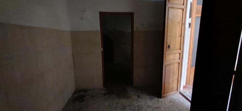 CASA INDEPENDIENTE PARA HACER ARREGLOS Y EN EL CENTRO DE YECLA