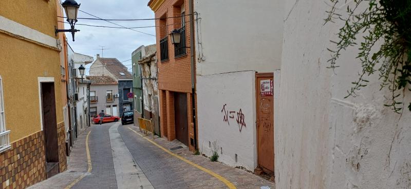 SOLAR EN EL CENTRO DE YECLA