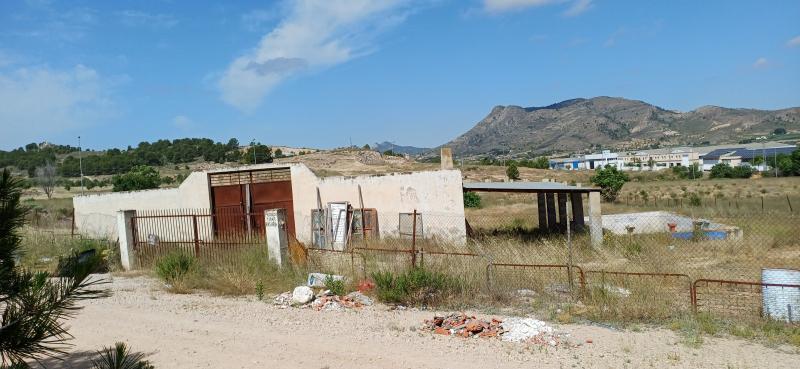 CAMPO JUNTO AL MONTE DEL CASTILLO CON TRASTEROS Y EN YECLA