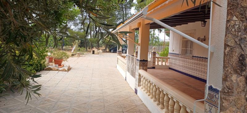 CHALET MUY CERCA DE YECLA, CON PISCINA Y AMUEBLADO
