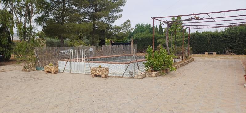 CHALET MUY CERCA DE YECLA, CON PISCINA Y AMUEBLADO