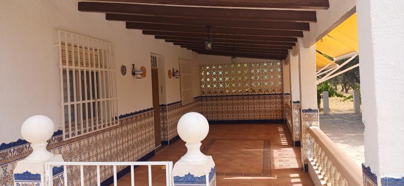 CHALET MUY CERCA DE YECLA, CON PISCINA Y AMUEBLADO