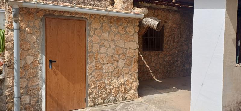 CHALET MUY CERCA DE YECLA, CON PISCINA Y AMUEBLADO