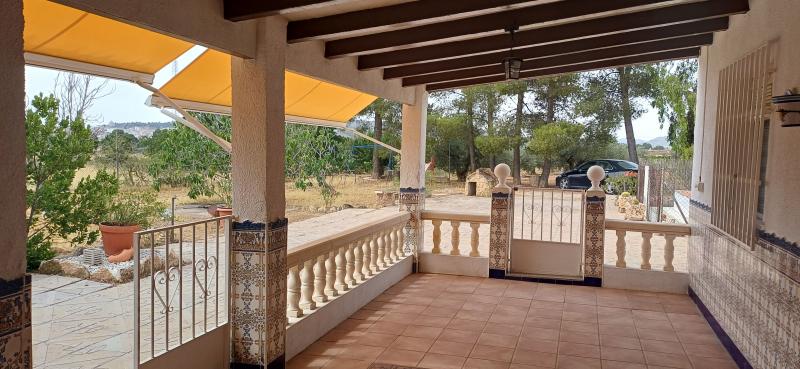 CHALET MUY CERCA DE YECLA, CON PISCINA Y AMUEBLADO
