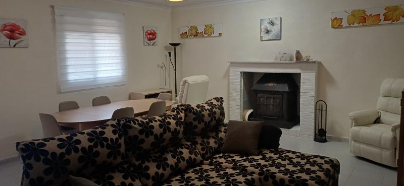 CHALET MUY CERCA DE YECLA, CON PISCINA Y AMUEBLADO