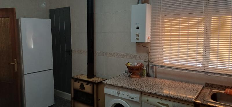 CHALET MUY CERCA DE YECLA, CON PISCINA Y AMUEBLADO