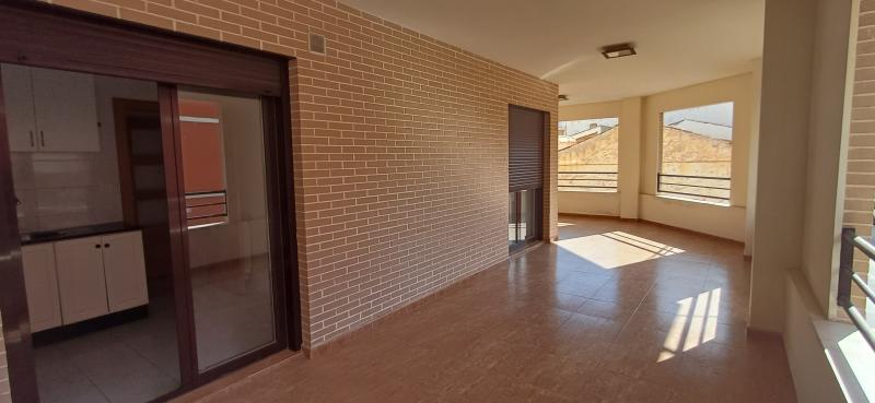 VIVIENDA EN ESQUINA CON TERRAZA GRANDE Y CENTRICA EN YECLA