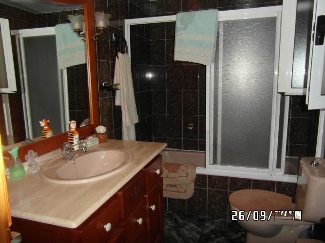 CASA GRANDE MUY CENTRICA CON GARAJE PARA VIVIR Y EN YECLA