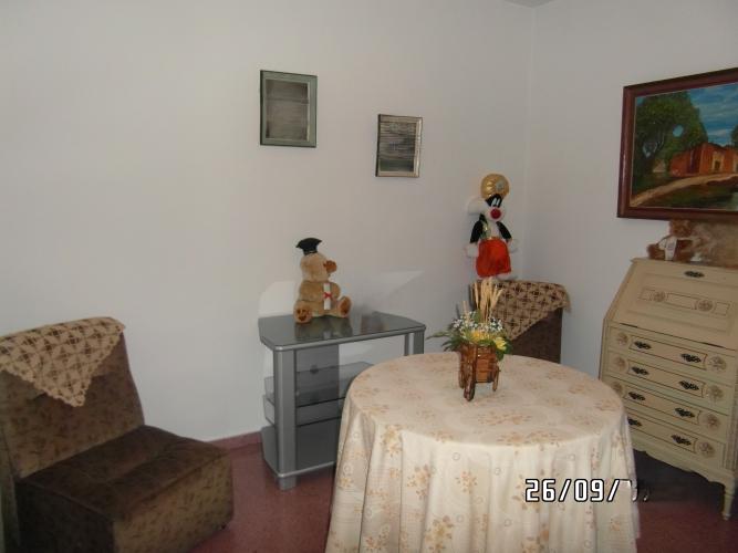 CASA GRANDE MUY CENTRICA CON GARAJE PARA VIVIR Y EN YECLA