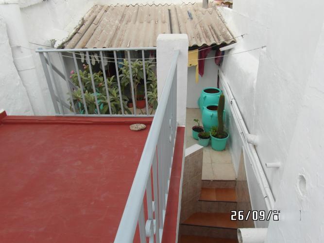 CASA GRANDE MUY CENTRICA CON GARAJE PARA VIVIR Y EN YECLA