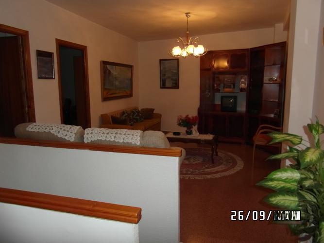 CASA GRANDE MUY CENTRICA CON GARAJE PARA VIVIR Y EN YECLA