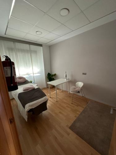 PISO INDEPENDIENTE EN PLANTA BAJA EN PLAZA CON JARDIN Y EN YECLA