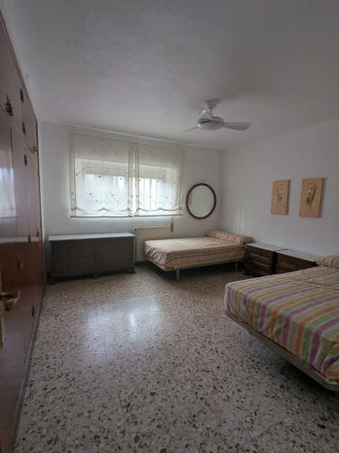 CHALET A 3 KM DE YECLA CON NAVE INDUSTRIAL