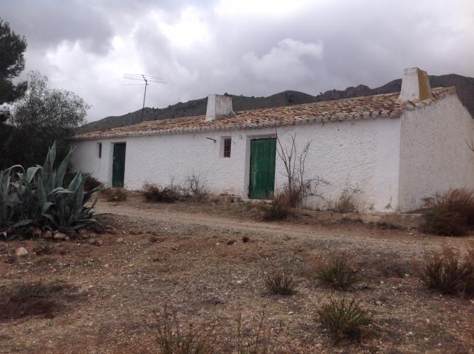 FINCA ENTRE YECLA Y CAUDETE