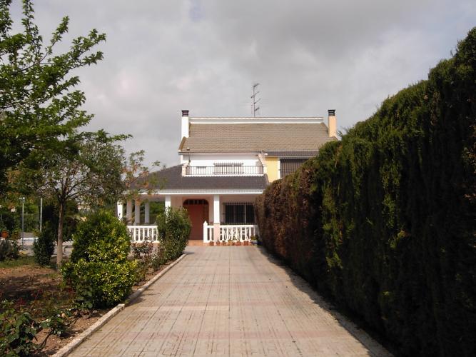 CHALET A 1 KM. CARRETERA DE ALMANSA