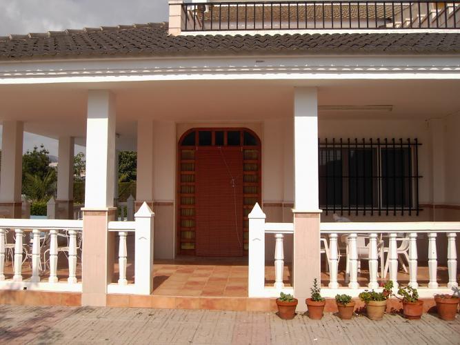 CHALET A 1 KM. CARRETERA DE ALMANSA