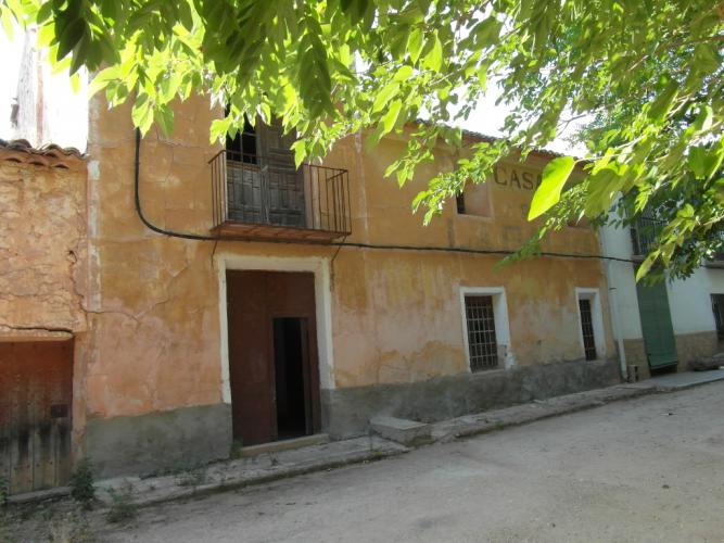 CASA DE CAMPO ADOSADA EN CARRETERA DE PINOSO Y EN YECLA