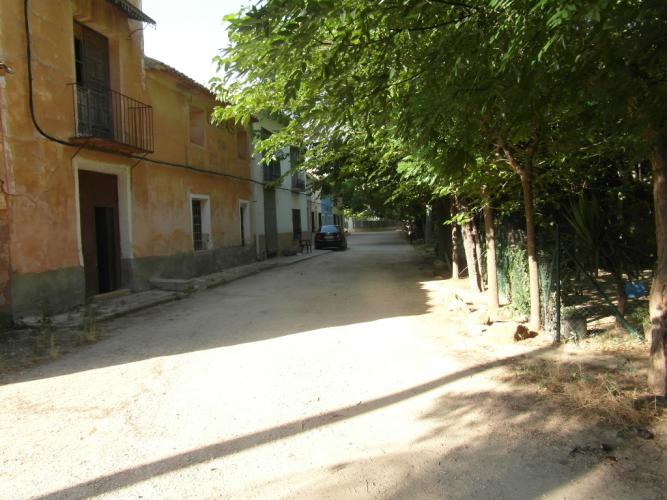 CASA DE CAMPO ADOSADA EN CARRETERA DE PINOSO Y EN YECLA