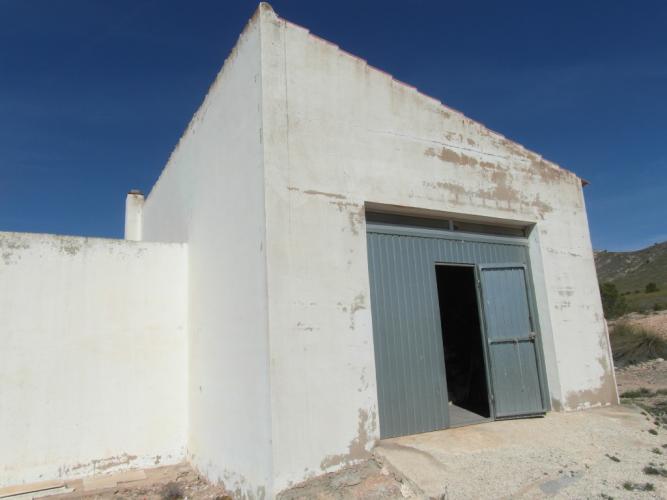 CHALET PARA ACABAR DE OBRA Y EN YECLA